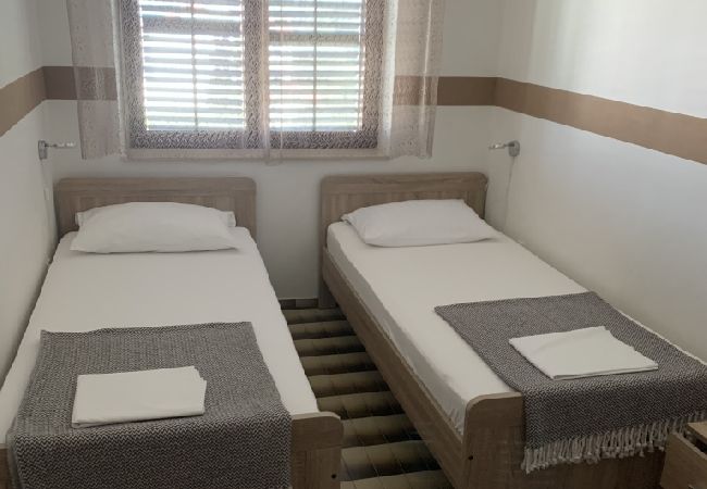Ferienwohnung in Starigrad - Ferienwohnung in Starigrad-Paklenica mit Meerblick, Terrasse, Klimaanlage, W-LAN (627-1) Ferienwohnung in Starigrad - Ferienwohnung in Starigrad-Paklenica mit Meerblick, Terrasse, Klimaanlage, W-LAN (627-1)