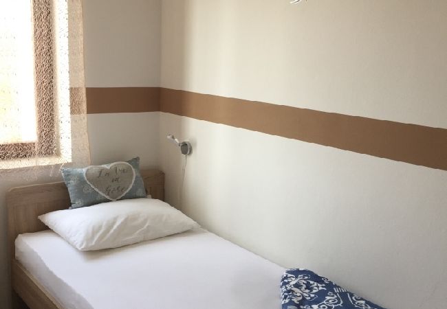 Ferienwohnung in Starigrad - Ferienwohnung in Starigrad-Paklenica mit Meerblick, Terrasse, Klimaanlage, W-LAN (627-1) Ferienwohnung in Starigrad - Ferienwohnung in Starigrad-Paklenica mit Meerblick, Terrasse, Klimaanlage, W-LAN (627-1)