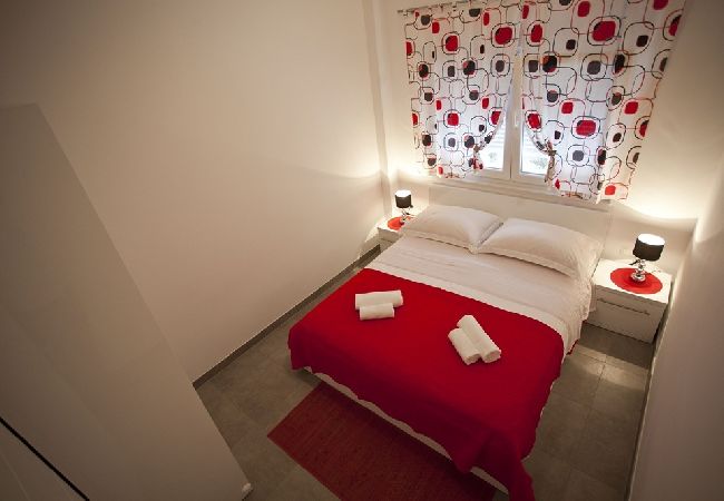 Ferienwohnung in Duce - Ferienwohnung in Duće mit Meerblick, Terrasse, Klimaanlage, W-LAN (850-2) Ferienwohnung in Duce - Ferienwohnung in Duće mit Meerblick, Terrasse, Klimaanlage, W-LAN (850-2)