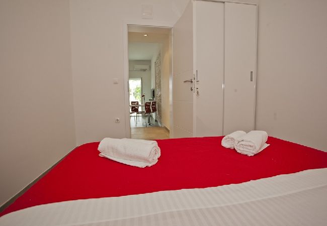 Ferienwohnung in Duce - Ferienwohnung in Duće mit Meerblick, Terrasse, Klimaanlage, W-LAN (850-2) Ferienwohnung in Duce - Ferienwohnung in Duće mit Meerblick, Terrasse, Klimaanlage, W-LAN (850-2)