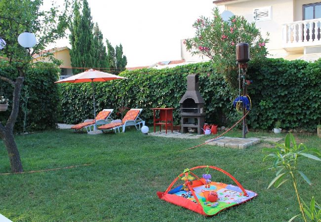Ferienwohnung in Privlaka - Ferienwohnung in Sabunike mit Terrasse, Klimaanlage, W-LAN, Waschmaschine (231-1) Ferienwohnung in Privlaka - Ferienwohnung in Sabunike mit Terrasse, Klimaanlage, W-LAN, Waschmaschine (231-1)