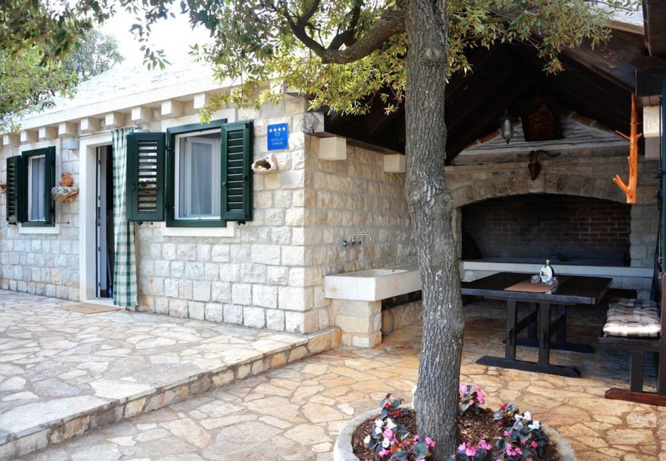 Ferienhaus in Pucišca - Ferienhaus in Pučišća mit Terrasse, W-LAN, Waschmaschine (887-1)