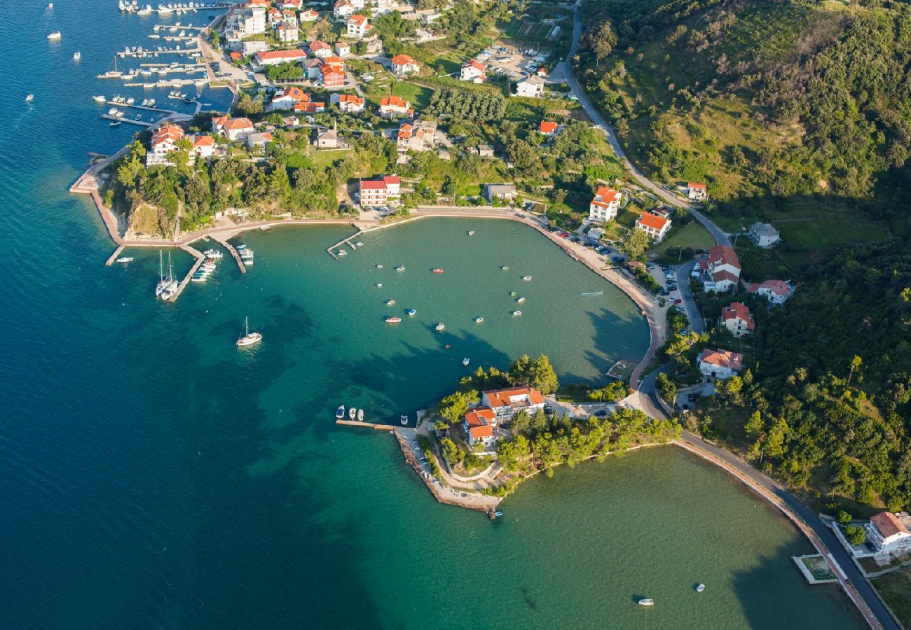 Ferienhaus in Supetarska Draga - Ferienhaus in Supetarska Draga mit Meerblick, Terrasse, Klimaanlage, W-LAN (890-1)