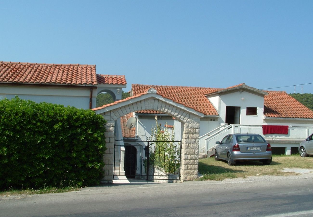 Ferienwohnung in Kampor - Ferienwohnung in Kampor mit Terrasse, Klimaanlage, W-LAN, Waschmaschine (895-2)