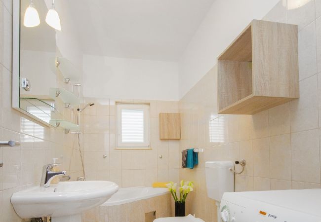 Ferienwohnung in Grebaštica - Ferienwohnung in Grebaštica mit Meerblick, Terrasse, Klimaanlage, W-LAN (886-3) Ferienwohnung in Grebaštica - Ferienwohnung in Grebaštica mit Meerblick, Terrasse, Klimaanlage, W-LAN (886-3)