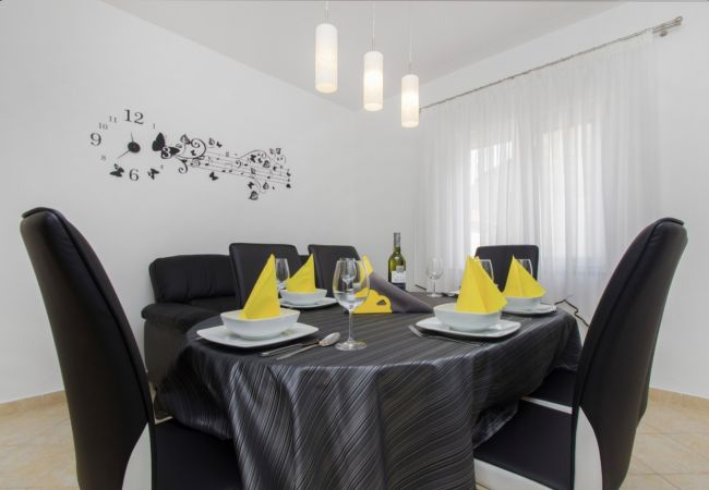 Ferienwohnung in Grebaštica - Ferienwohnung in Grebaštica mit Meerblick, Terrasse, Klimaanlage, W-LAN (886-3) Ferienwohnung in Grebaštica - Ferienwohnung in Grebaštica mit Meerblick, Terrasse, Klimaanlage, W-LAN (886-3)