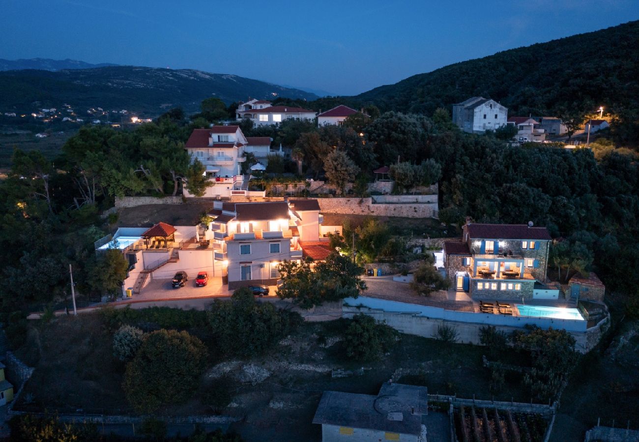 Ferienwohnung in Supetarska Draga - Ferienwohnung in Supetarska Draga mit Meerblick, Balkon, Klimaanlage, W-LAN (3321-1)