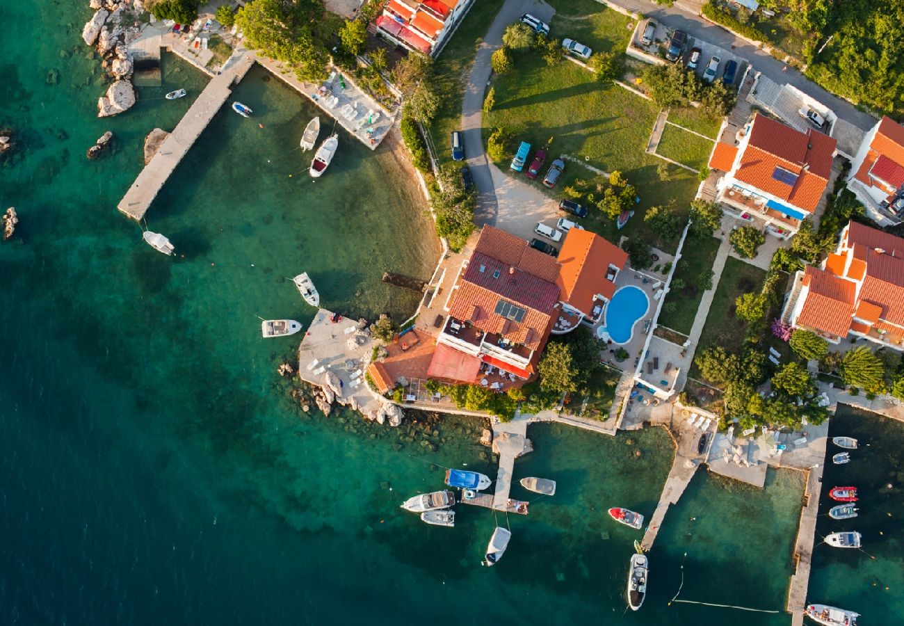 Ferienwohnung in Supetarska Draga - Ferienwohnung in Supetarska Draga mit Meerblick, Balkon, Klimaanlage, W-LAN (3321-1)