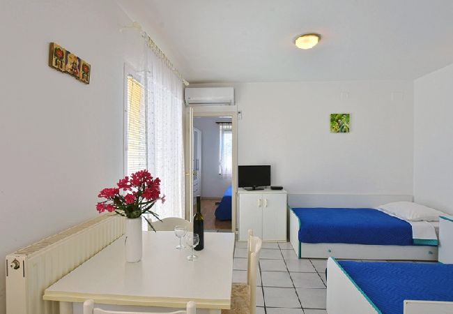 Ferienwohnung in Porec - Ferienwohnung in Poreč mit Terrasse, W-LAN (819-3) Ferienwohnung in Porec - Ferienwohnung in Poreč mit Terrasse, W-LAN (819-3)