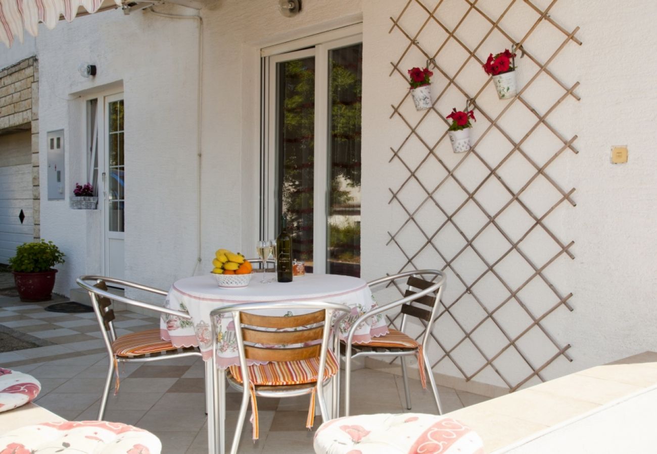 Ferienwohnung in Vrbnik - Ferienwohnung in Vrbnik mit Meerblick, Terrasse, Klimaanlage, W-LAN (879-1)