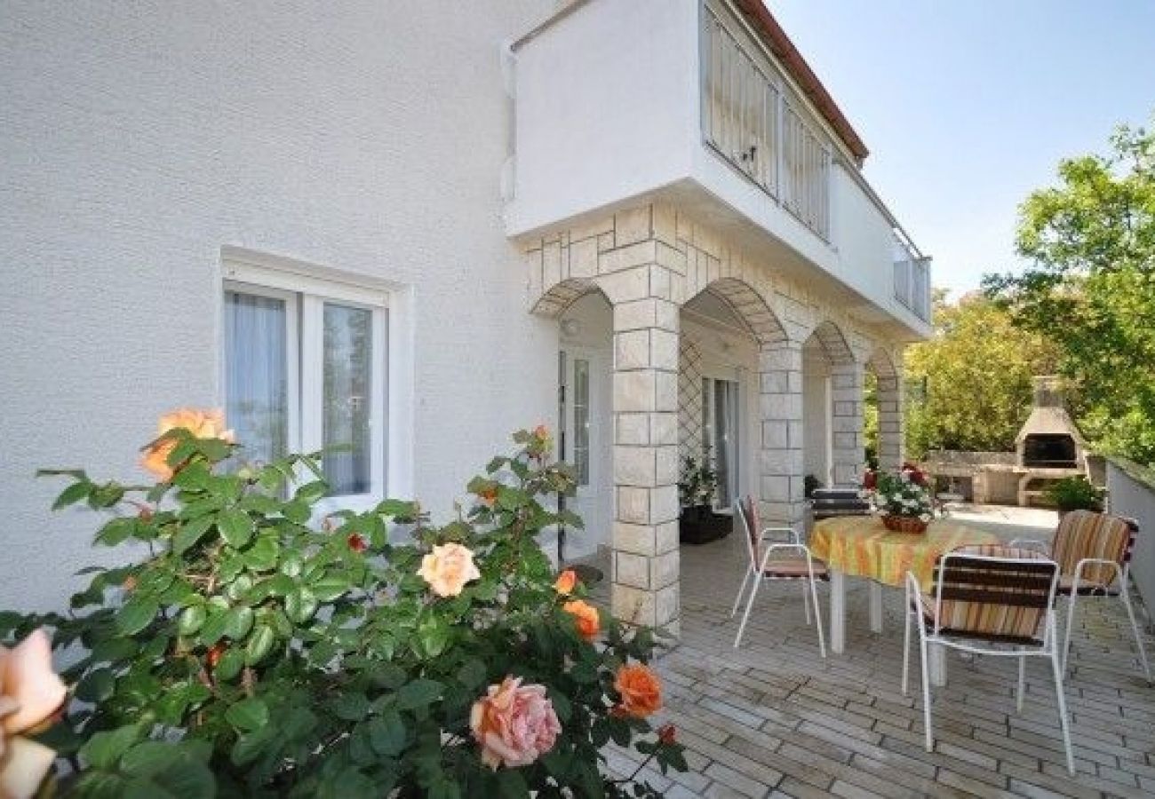 Ferienwohnung in Vrbnik - Ferienwohnung in Vrbnik mit Meerblick, Terrasse, Klimaanlage, W-LAN (879-1)