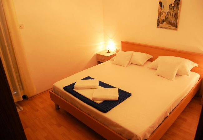 Ferienwohnung in Tribunj - Ferienwohnung in Tribunj mit Meerblick, Terrasse, Klimaanlage, W-LAN (3348-2) Ferienwohnung in Tribunj - Ferienwohnung in Tribunj mit Meerblick, Terrasse, Klimaanlage, W-LAN (3348-2)