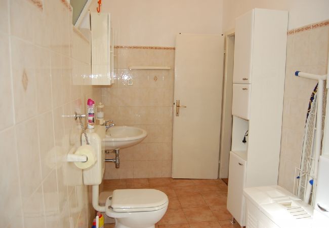 Ferienwohnung in Tribunj - Ferienwohnung in Tribunj mit Meerblick, Terrasse, Klimaanlage, W-LAN (3348-2) Ferienwohnung in Tribunj - Ferienwohnung in Tribunj mit Meerblick, Terrasse, Klimaanlage, W-LAN (3348-2)