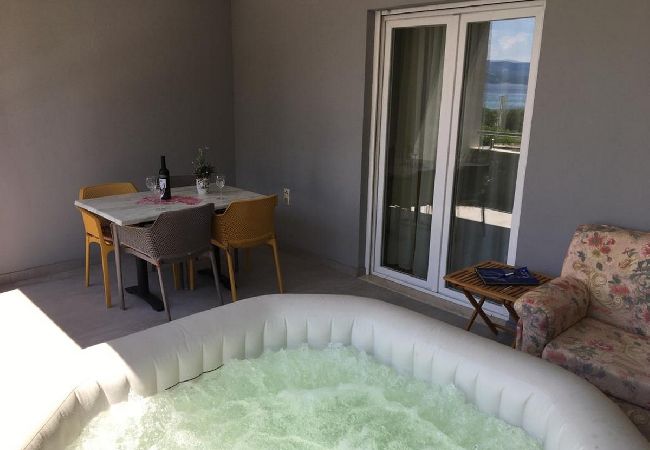 Ferienwohnung in Omiš - Ferienwohnung in Omiš mit Meerblick, Terrasse, Klimaanlage, W-LAN (3422-3) Ferienwohnung in Omiš - Ferienwohnung in Omiš mit Meerblick, Terrasse, Klimaanlage, W-LAN (3422-3)