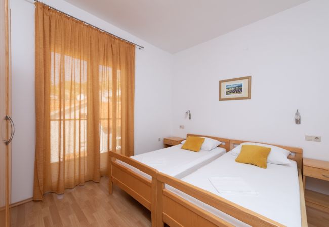 Ferienwohnung in Duce - Ferienwohnung in Duće mit Meerblick, Terrasse, Klimaanlage, W-LAN (3423-1) Ferienwohnung in Duce - Ferienwohnung in Duće mit Meerblick, Terrasse, Klimaanlage, W-LAN (3423-1)