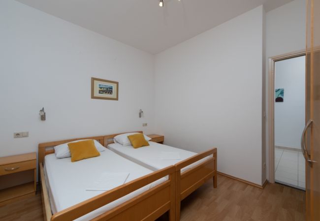 Ferienwohnung in Duce - Ferienwohnung in Duće mit Meerblick, Terrasse, Klimaanlage, W-LAN (3423-1) Ferienwohnung in Duce - Ferienwohnung in Duće mit Meerblick, Terrasse, Klimaanlage, W-LAN (3423-1)