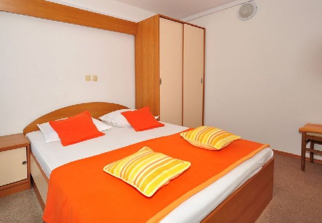 Ferienwohnung in Duce - Ferienwohnung in Duće mit Meerblick, Terrasse, Klimaanlage, W-LAN (3425-5) Ferienwohnung in Duce - Ferienwohnung in Duće mit Meerblick, Terrasse, Klimaanlage, W-LAN (3425-5)
