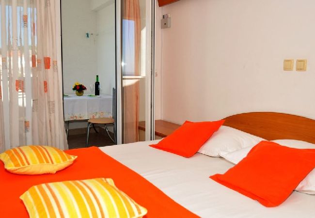Ferienwohnung in Duce - Ferienwohnung in Duće mit Meerblick, Terrasse, Klimaanlage, W-LAN (3425-5) Ferienwohnung in Duce - Ferienwohnung in Duće mit Meerblick, Terrasse, Klimaanlage, W-LAN (3425-5)