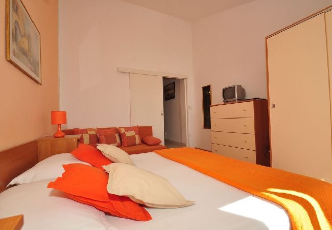 Ferienwohnung in Duce - Ferienwohnung in Duće mit Meerblick, Terrasse, Klimaanlage, W-LAN (3425-5) Ferienwohnung in Duce - Ferienwohnung in Duće mit Meerblick, Terrasse, Klimaanlage, W-LAN (3425-5)