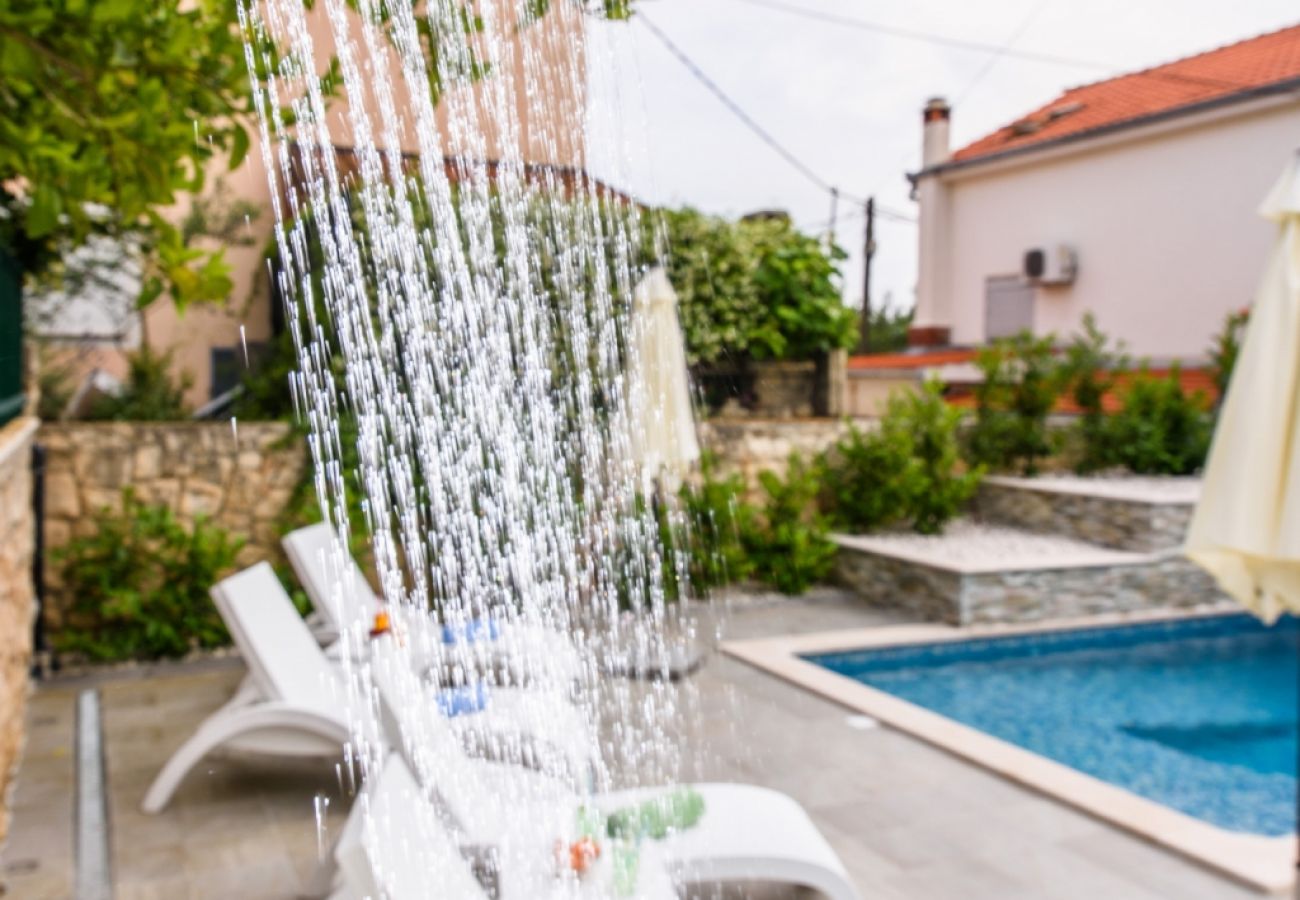 Ferienwohnung in Okrug Gornji - Ferienwohnung in Okrug Gornji mit Terrasse, Klimaanlage, W-LAN (3436-1)