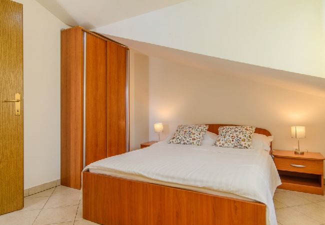 Ferienwohnung in Okrug Gornji - Ferienwohnung in Okrug Gornji mit Meerblick, Terrasse, Klimaanlage, W-LAN (5209-3) Ferienwohnung in Okrug Gornji - Ferienwohnung in Okrug Gornji mit Meerblick, Terrasse, Klimaanlage, W-LAN (5209-3)