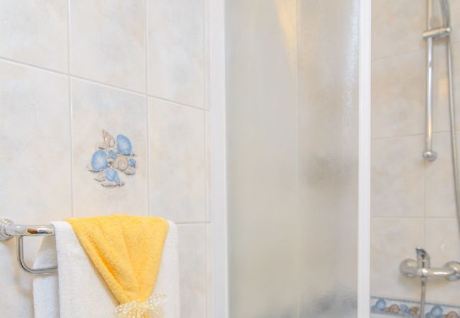 Ferienwohnung in Okrug Gornji - Ferienwohnung in Okrug Gornji mit Meerblick, Terrasse, Klimaanlage, W-LAN (5209-3) Ferienwohnung in Okrug Gornji - Ferienwohnung in Okrug Gornji mit Meerblick, Terrasse, Klimaanlage, W-LAN (5209-3)