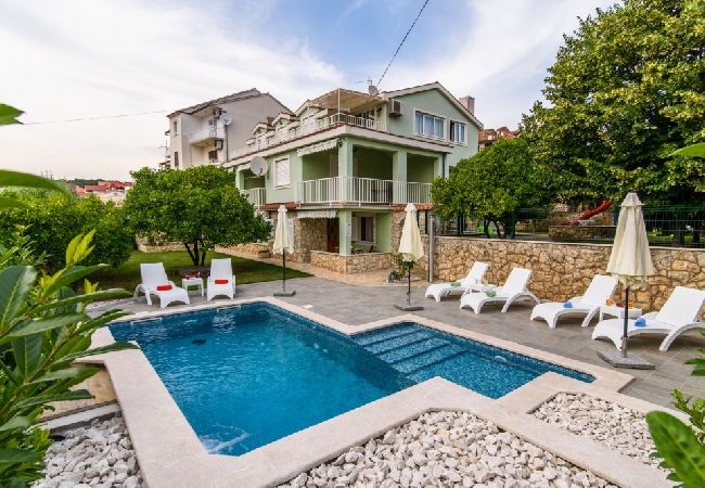 Ferienwohnung in Okrug Gornji - Ferienwohnung in Okrug Gornji mit Meerblick, Terrasse, Klimaanlage, W-LAN (5209-3) Ferienwohnung in Okrug Gornji - Ferienwohnung in Okrug Gornji mit Meerblick, Terrasse, Klimaanlage, W-LAN (5209-3)