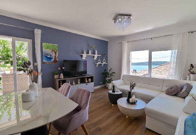 Ferienwohnung in Trogir - Ferienwohnung in Trogir mit Meerblick, Balkon, Klimaanlage, W-LAN (3459-1) Ferienwohnung in Trogir - Ferienwohnung in Trogir mit Meerblick, Balkon, Klimaanlage, W-LAN (3459-1)