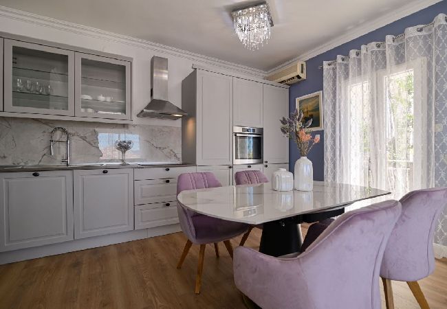 Ferienwohnung in Trogir - Ferienwohnung in Trogir mit Meerblick, Balkon, Klimaanlage, W-LAN (3459-1) Ferienwohnung in Trogir - Ferienwohnung in Trogir mit Meerblick, Balkon, Klimaanlage, W-LAN (3459-1)