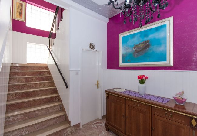 Ferienwohnung in Trogir - Ferienwohnung in Trogir mit Meerblick, Balkon, Klimaanlage, W-LAN (3459-1) Ferienwohnung in Trogir - Ferienwohnung in Trogir mit Meerblick, Balkon, Klimaanlage, W-LAN (3459-1)