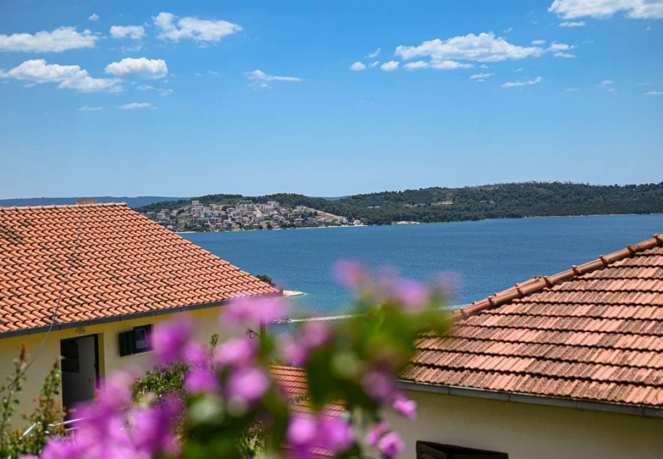 Ferienwohnung in Trogir - Ferienwohnung in Trogir mit Meerblick, Balkon, Klimaanlage, W-LAN (3459-1)