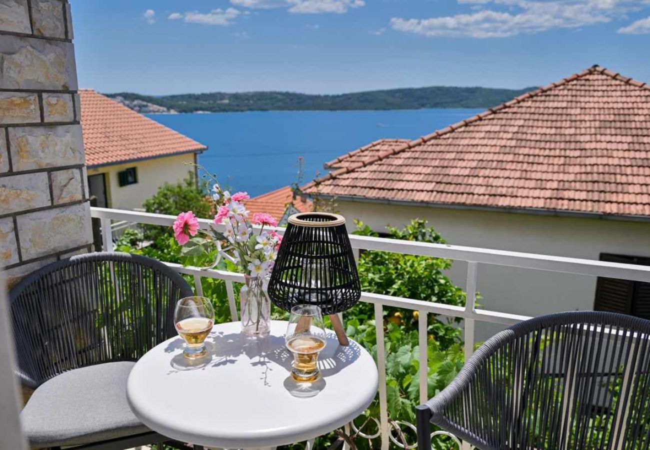 Ferienwohnung in Trogir - Ferienwohnung in Trogir mit Meerblick, Balkon, Klimaanlage, W-LAN (3459-1)