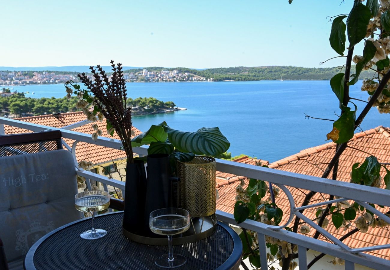 Ferienwohnung in Trogir - Ferienwohnung in Trogir mit Meerblick, Terrasse, Klimaanlage, W-LAN (3459-2)