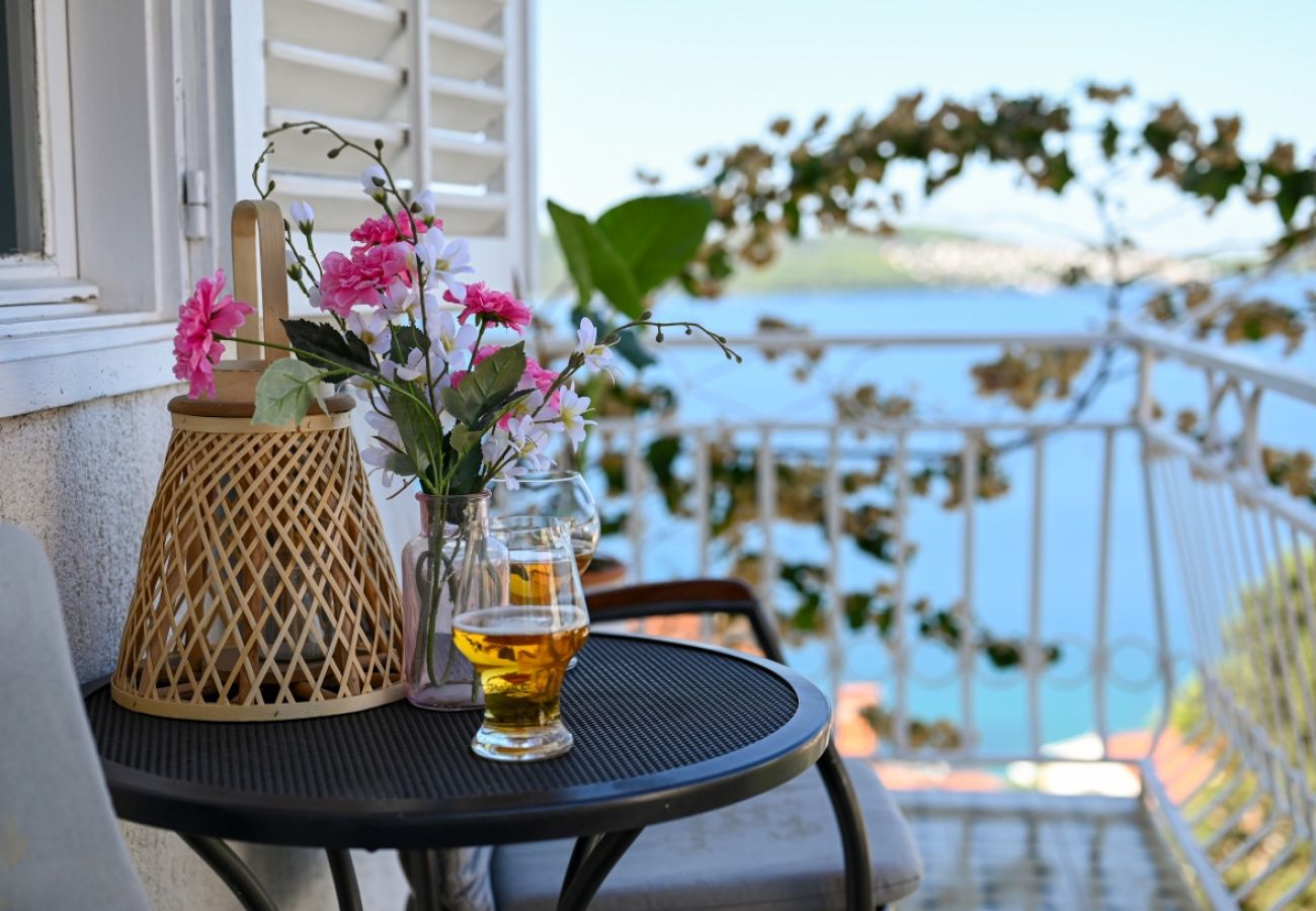 Ferienwohnung in Trogir - Ferienwohnung in Trogir mit Meerblick, Terrasse, Klimaanlage, W-LAN (3459-2)