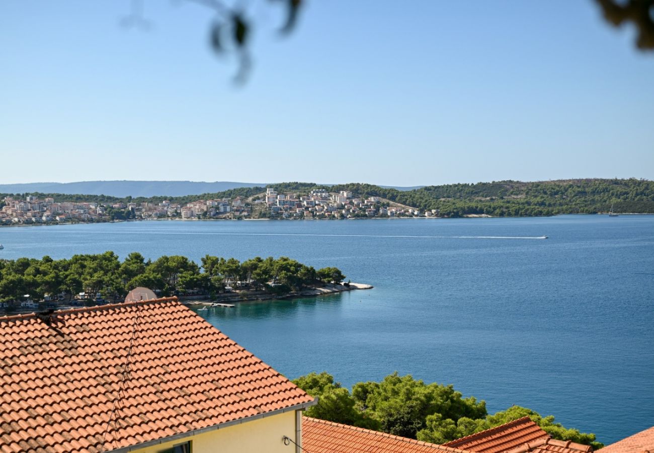 Ferienwohnung in Trogir - Ferienwohnung in Trogir mit Meerblick, Terrasse, Klimaanlage, W-LAN (3459-2)