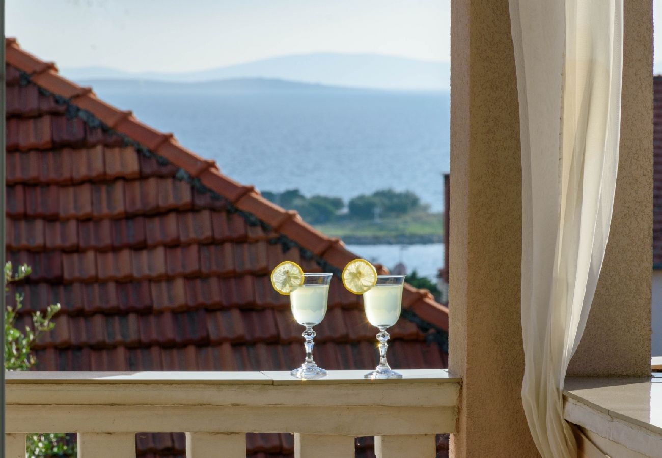 Ferienwohnung in Pakoštane - Ferienwohnung in Pakoštane mit Meerblick, Terrasse, Klimaanlage, W-LAN (3472-5)