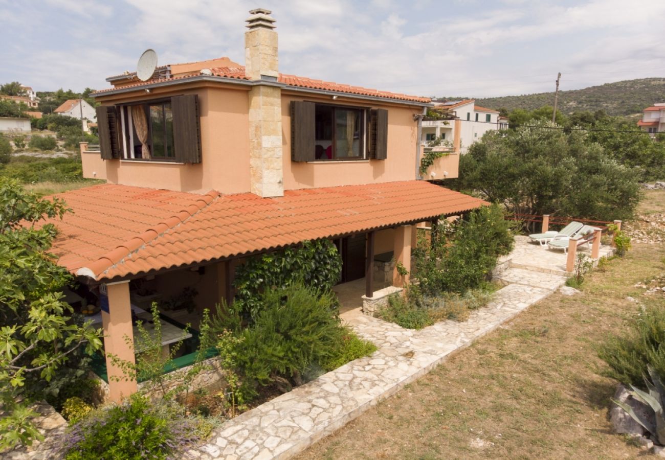 Ferienhaus in Vinišce - Ferienhaus in Vinišće mit Meerblick, Balkon, Klimaanlage, W-LAN (3484-1)