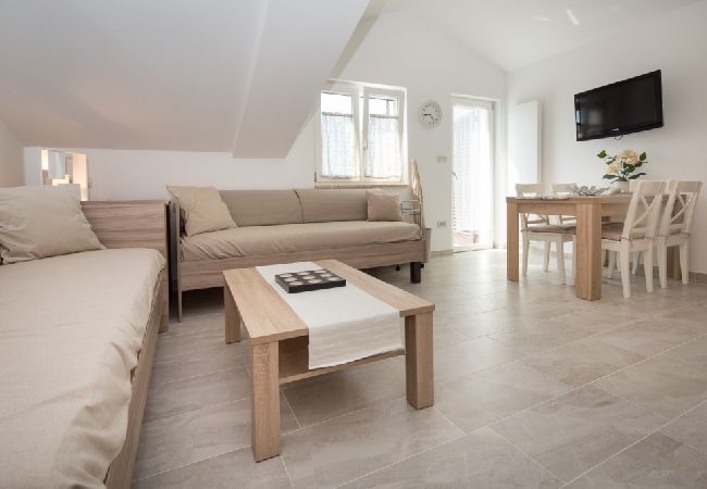 Ferienwohnung in Rovinj - Ferienwohnung in Rovinj mit Meerblick, Balkon, Klimaanlage, W-LAN (3482-11) Ferienwohnung in Rovinj - Ferienwohnung in Rovinj mit Meerblick, Balkon, Klimaanlage, W-LAN (3482-11)