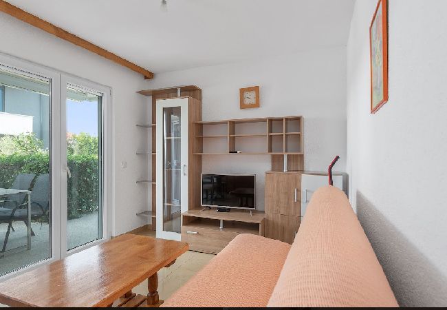 Ferienwohnung in Sukošan - Ferienwohnung in Sukošan mit Meerblick, Terrasse, Klimaanlage, W-LAN (3495-1) Ferienwohnung in Sukošan - Ferienwohnung in Sukošan mit Meerblick, Terrasse, Klimaanlage, W-LAN (3495-1)
