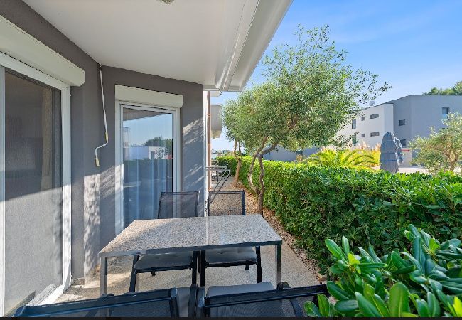 Ferienwohnung in Sukošan - Ferienwohnung in Sukošan mit Meerblick, Terrasse, Klimaanlage, W-LAN (3495-1) Ferienwohnung in Sukošan - Ferienwohnung in Sukošan mit Meerblick, Terrasse, Klimaanlage, W-LAN (3495-1)
