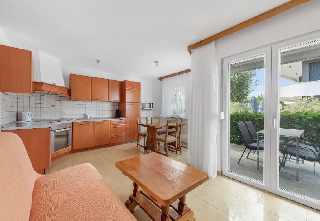 Ferienwohnung in Sukošan - Ferienwohnung in Sukošan mit Meerblick, Terrasse, Klimaanlage, W-LAN (3495-1) Ferienwohnung in Sukošan - Ferienwohnung in Sukošan mit Meerblick, Terrasse, Klimaanlage, W-LAN (3495-1)