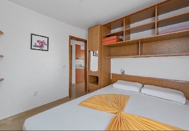 Ferienwohnung in Sukošan - Ferienwohnung in Sukošan mit Meerblick, Terrasse, Klimaanlage, W-LAN (3495-1) Ferienwohnung in Sukošan - Ferienwohnung in Sukošan mit Meerblick, Terrasse, Klimaanlage, W-LAN (3495-1)