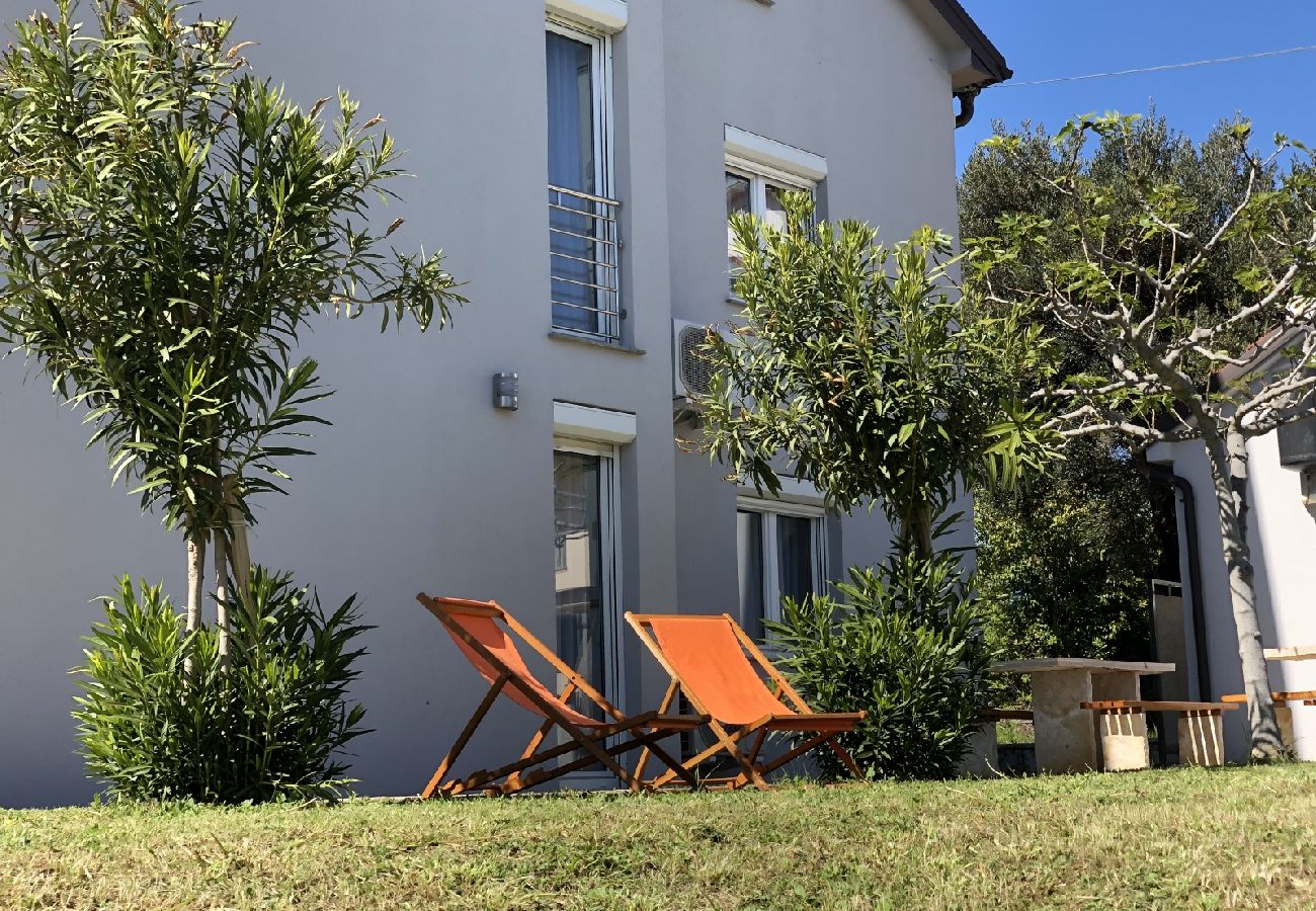 Ferienwohnung in Sukošan - Ferienwohnung in Sukošan mit Meerblick, Terrasse, Klimaanlage, W-LAN (3495-1)