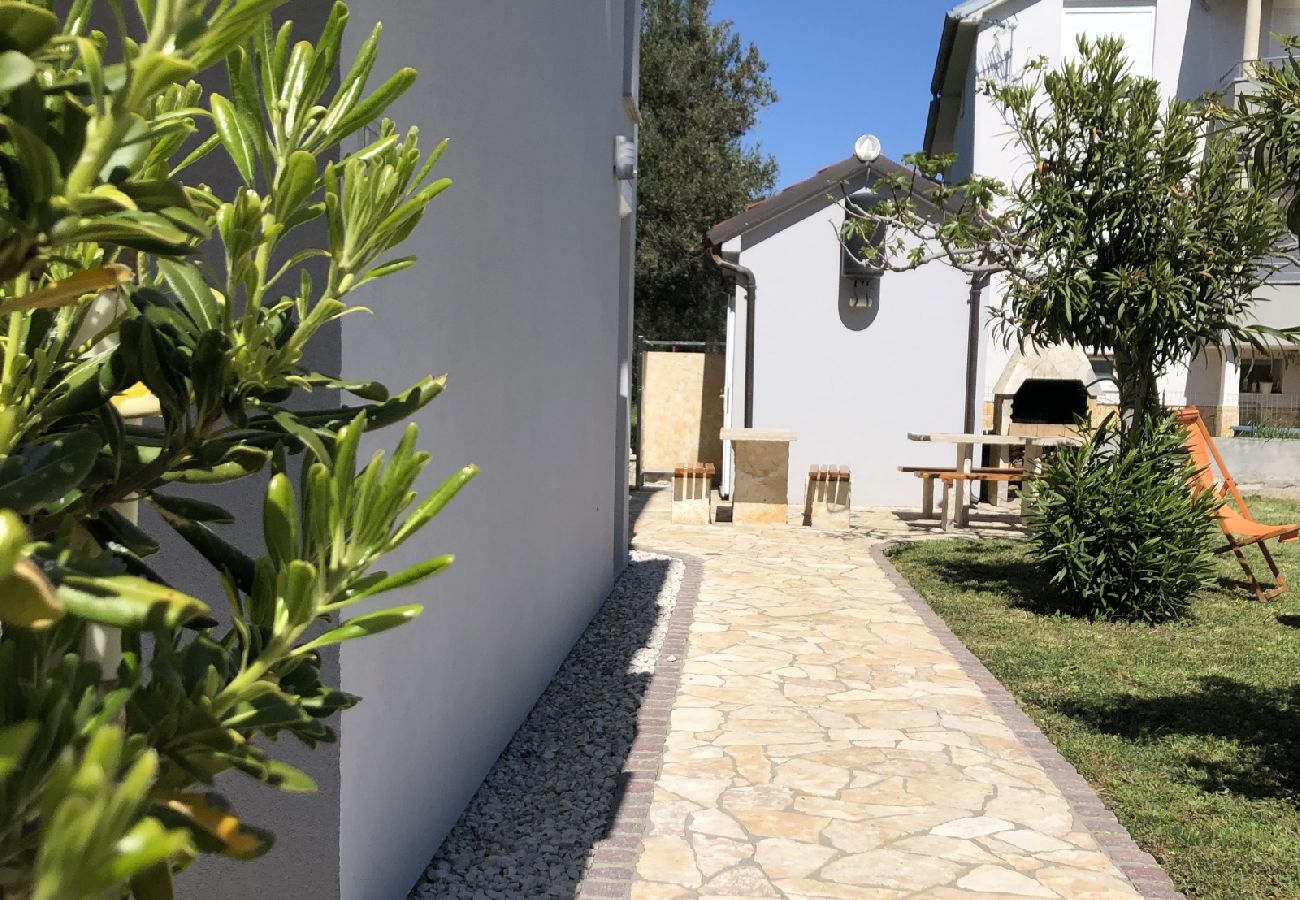 Ferienwohnung in Sukošan - Ferienwohnung in Sukošan mit Meerblick, Terrasse, Klimaanlage, W-LAN (3495-1)