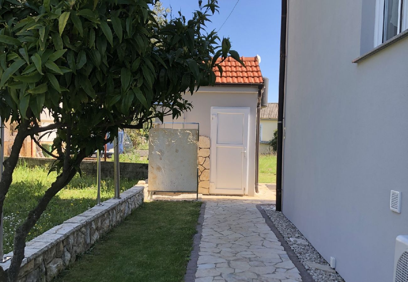 Ferienwohnung in Sukošan - Ferienwohnung in Sukošan mit Meerblick, Terrasse, Klimaanlage, W-LAN (3495-1)