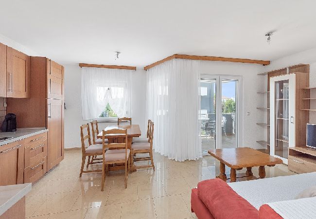 Ferienwohnung in Sukošan - Ferienwohnung in Sukošan mit Meerblick, Terrasse, Klimaanlage, W-LAN (3495-3) Ferienwohnung in Sukošan - Ferienwohnung in Sukošan mit Meerblick, Terrasse, Klimaanlage, W-LAN (3495-3)