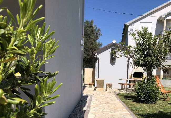 Ferienwohnung in Sukošan - Ferienwohnung in Sukošan mit Meerblick, Terrasse, Klimaanlage, W-LAN (3495-3) Ferienwohnung in Sukošan - Ferienwohnung in Sukošan mit Meerblick, Terrasse, Klimaanlage, W-LAN (3495-3)