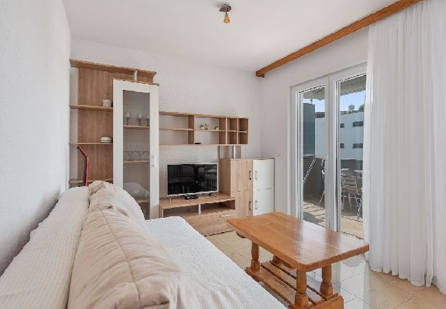 Ferienwohnung in Sukošan - Ferienwohnung in Sukošan mit Meerblick, Terrasse, Klimaanlage, W-LAN (3495-4) Ferienwohnung in Sukošan - Ferienwohnung in Sukošan mit Meerblick, Terrasse, Klimaanlage, W-LAN (3495-4)