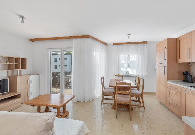 Ferienwohnung in Sukošan - Ferienwohnung in Sukošan mit Meerblick, Terrasse, Klimaanlage, W-LAN (3495-4) Ferienwohnung in Sukošan - Ferienwohnung in Sukošan mit Meerblick, Terrasse, Klimaanlage, W-LAN (3495-4)