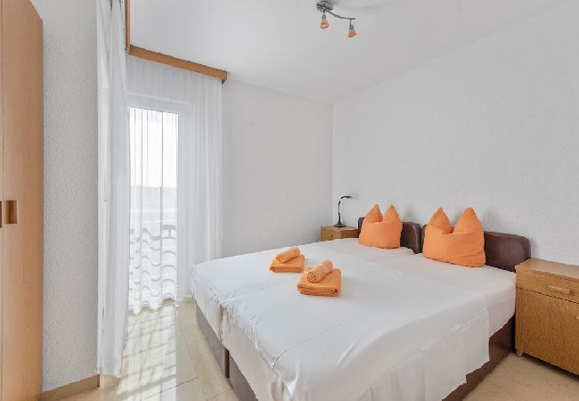 Ferienwohnung in Sukošan - Ferienwohnung in Sukošan mit Meerblick, Terrasse, Klimaanlage, W-LAN (3495-4) Ferienwohnung in Sukošan - Ferienwohnung in Sukošan mit Meerblick, Terrasse, Klimaanlage, W-LAN (3495-4)